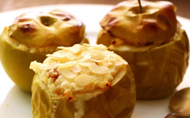 yabloki-zapechennye-s-tvorogom